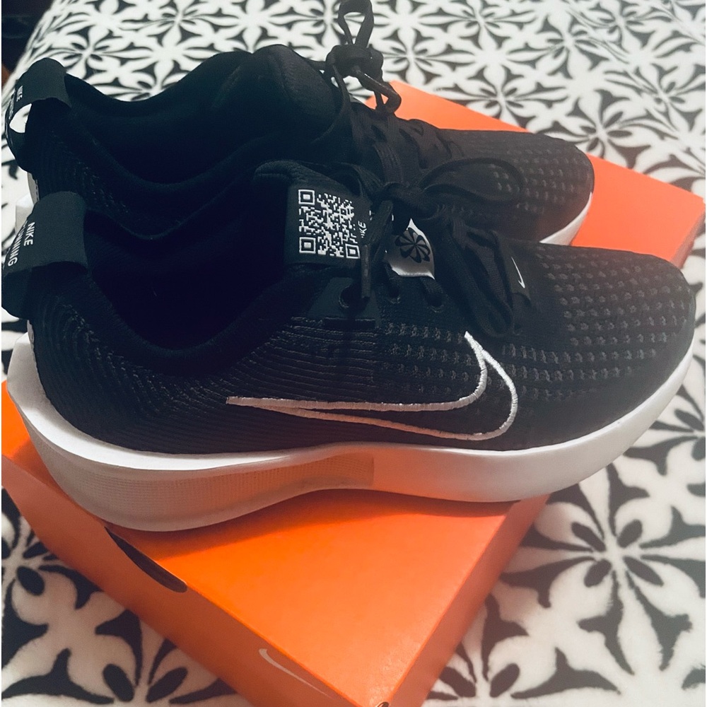 Nike Interact Run woman’s shoe BOX included